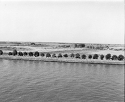 855877 Gezicht op het Amsterdam-Rijnkanaal te Utrecht, met op de achtergrond de polder Papendorp, vanaf het ...